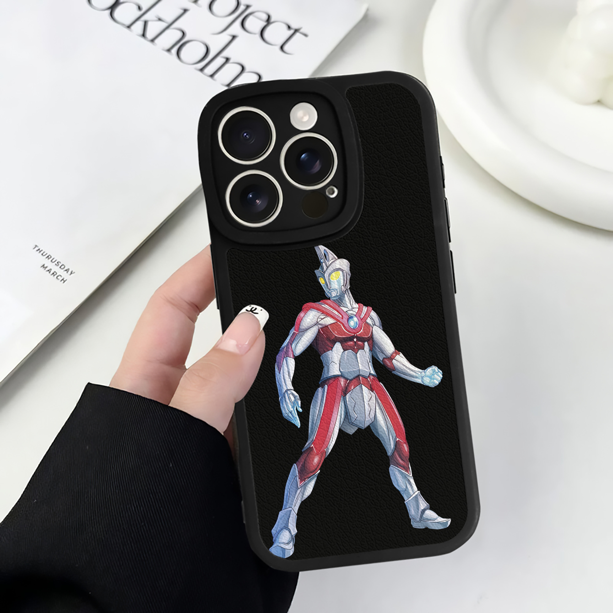 （画像用） ウルトラマン Ultraman 【iPhone 16シリーズ対応】シリコンスマホケース（レザー調） 材質：シリコン